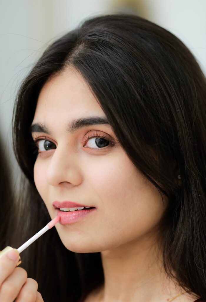 girl using lipgloss pakistan asia india